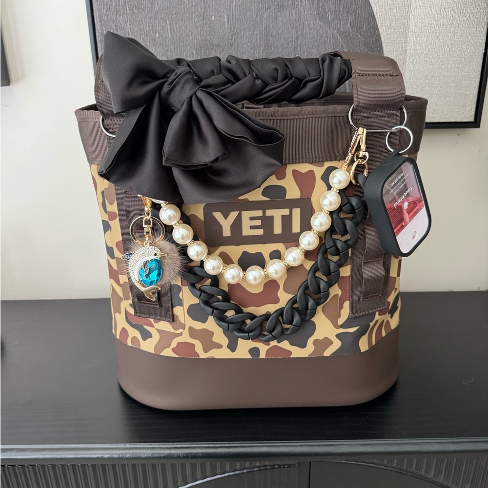 YETI Camo “Wetlands” Camino 20 with Black Bow and Pearl Chain - Picture 2 of 4